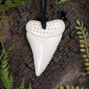 Bone Carvings Nz: Bone Small Niho Taniwha Tooth Pendant (CA790)