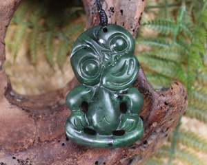 NZ Greenstone Medium Hei Tiki Pendant (AT957) Kawakawa Pounamu