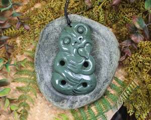NZ Pakohe Argillite Large Hei Tiki Pendant (T122)