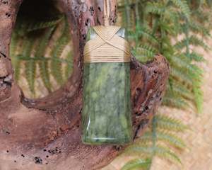 NZ Serpentine Medium Toki Pendant (AT087)