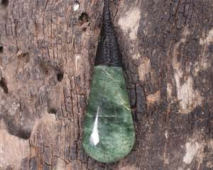 NZ Greenstone Medium Roimata Pendant (BN084) Kawakawa Pounamu