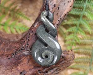 NZ Serpentine Medium Koru Twist Pendant (AZ555)