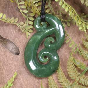 Pounamu Hei Matau Whale Tails: NZ Greenstone Medium Mangōpare Hammerhead Pendant (CC244) Hapopo Pounamu