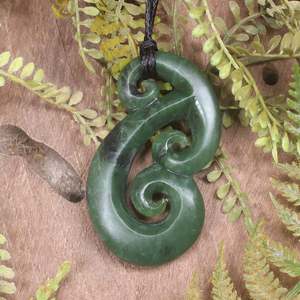 NZ Greenstone Medium Mangōpare Hammerhead Pendant (CC269) Kawakawa Pounamu