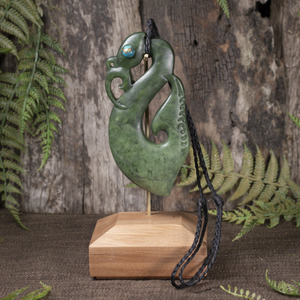 NZ Greenstone XXLarge Manaia Pendant with Stand (BT849) Kawakawa Pounamu