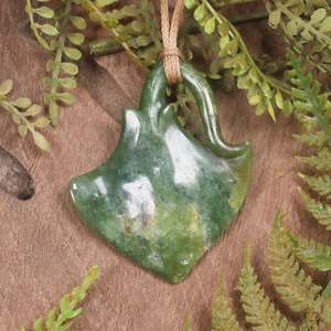 NZ Greenstone Medium Stingray or Whai Pendant (CB882) Raukaraka Pounamu