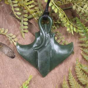 NZ Greenstone Medium Stingray or Whai Pendant (BX717) Kawakawa Pounamu