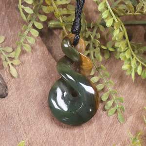 NZ Greenstone Small Twist Pendant (CA003) Totoweka Pounamu