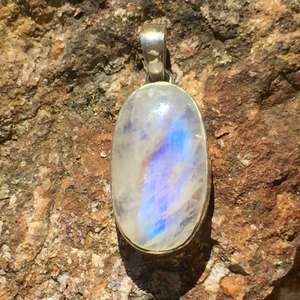Products: Moonstone pendant - The Hidden Gem
