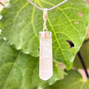 Rose quartz pendant - The Hidden Gem