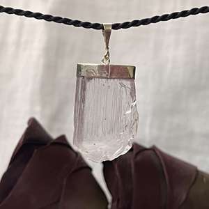Kunzite pendant - The Hidden Gem