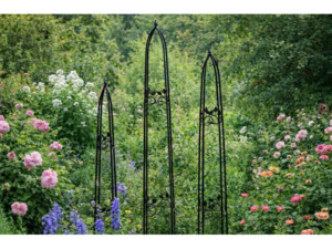 Outdoor: Oblisks With Leaf Design