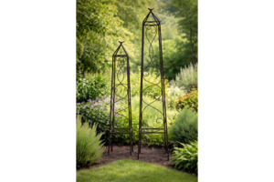 Outdoor: Garden Oblisks With Bird On Top