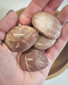 Palm Stones: Peach Moonstone palmstones