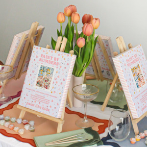 Lifestyle: Frida Mini kit Easel