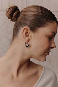 Jewelry: Manta Round Earring Black