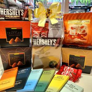 Gifthampers: Gold Hershey's Hamper Small