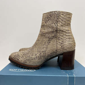 Soft Waves Boots - 8/39
