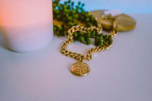 Sale Accessories: FOUR CORNERS NECKLACE - GOLD CHAIN WITH MEDALION