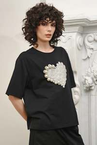 Vogue: CURATE PEARL UP TEE - BLACK