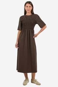 STORIES TO BE TOLD RIPPLE CHOCOLATE SHIRRED BODICE SHORT SLEEVE KNIT MIDI DRESS