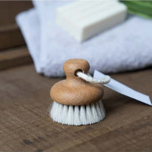 Sustainability: Florence Face Brush