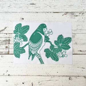 Kereru & Berries Lens & Screen Cloth