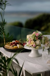 Products: White Cake Stand