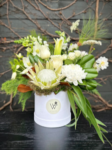 Valentines Day Flowers: Vanilla Hat Box