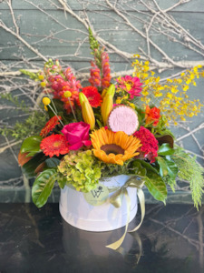 Deluxe Bright Mother’s Day Hat Box (Free Cookie)