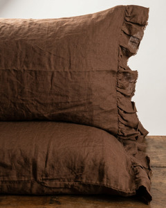 LE LIN STD PILLOWCASE SET RUFFLE - CHOCOLATE