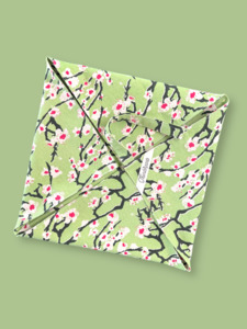 Blossom: Pot Luck Carrier Apple Blossom
