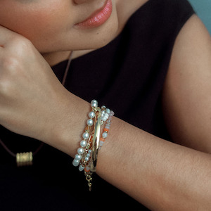 Queen Of The Foxes: Bracelet - Pearl with Swirl Bead