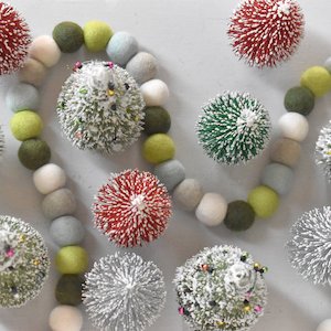 Christmas: Happy Holidays Christmas Garland