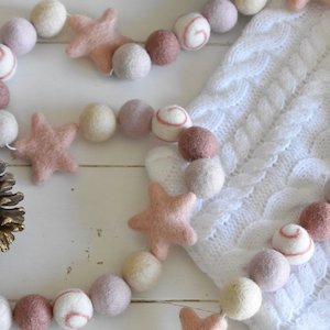Christmas: Pink Swirl Christmas Felt Garland - Luxe Edition
