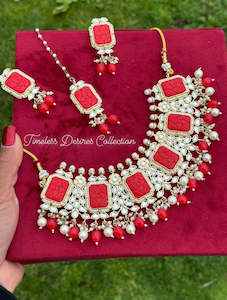 Red choker / necklace set in Kundan with curving stone
