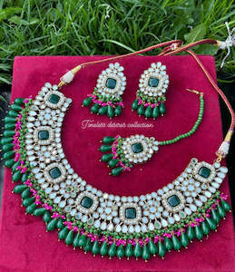 C Hot Pink Colour Jewellery Options: Green choker / necklace set in mirror ( high quality )