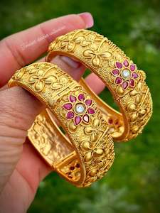 Gold plated openable kangan in antique look (free size fits 2.4-2.10)