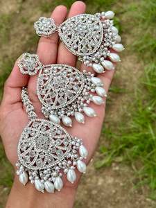 Silver earrings with tikka - J21