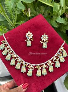 Mint colour choker / necklace set in mirror with tumbler beads