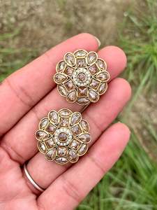 Golden stud earrings - J29