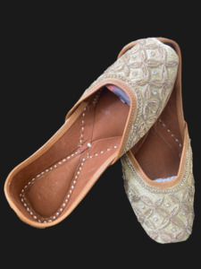 Jutti Collection: Punjabi jutti, Colour: Golden, (Code: 127)