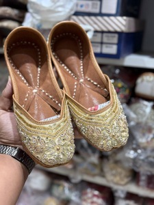 Jutti Collection: Punjabi jutti, Colour: Golden, (Code: 125)