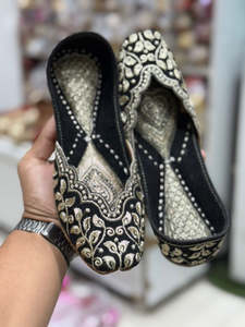 Jutti Collection: Punjabi jutti, Colour: Black, (Code: 118)