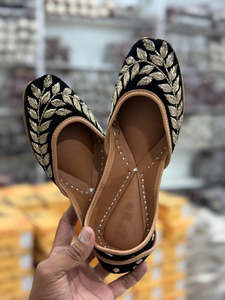 Jutti Collection: Punjabi jutti, Colour: Black, (Code: 117)