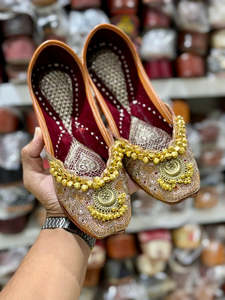 Jutti Collection: Punjabi jutti, Colour: Golden, (Code: 116)