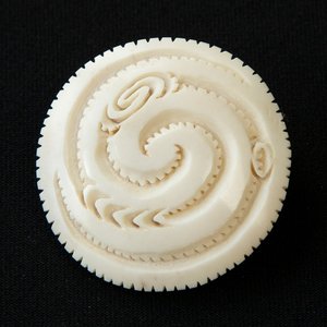 Pine 1 (brooch) - Toi Ngapuhi
