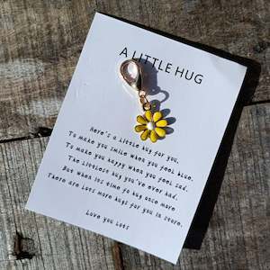 Under 20: Daisy Hug Token Clip