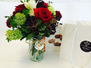Christmas: Noel - Christmas Posy, Vase & Chocolate gift pack