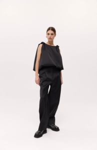 Harris Tapper: Harris Tapper Black Knot Top